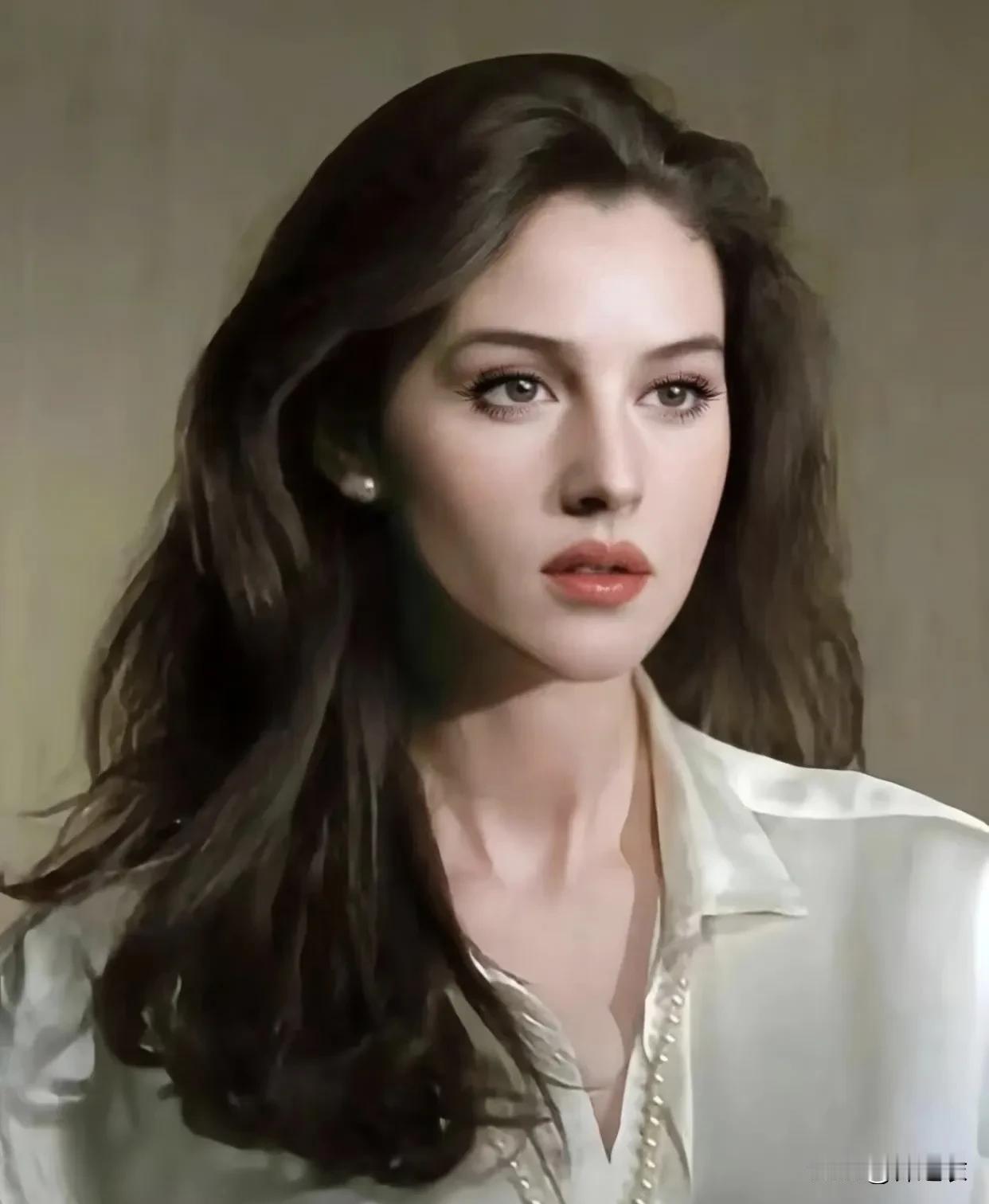 我也不太理解为什么说莫妮卡贝鲁奇是球花，我只能说她的身材很好，高挑凹凸有致，是个