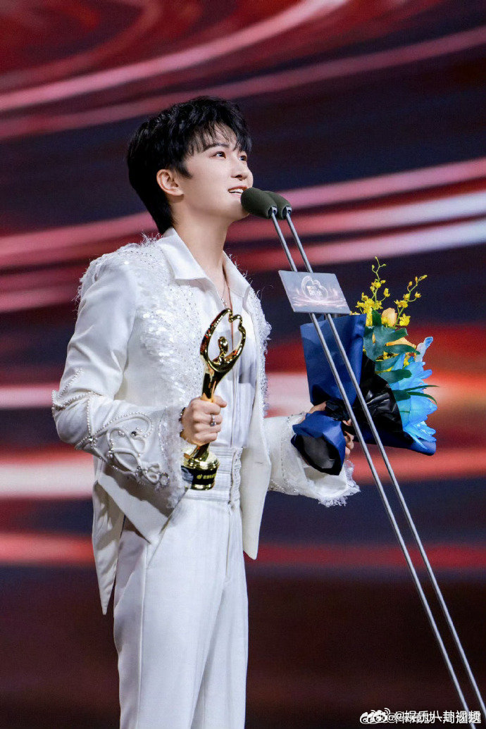 周深谢谢所有把作品交给我唱的老师们被深深这段话暖到了，未来继续相伴听歌！周深上午