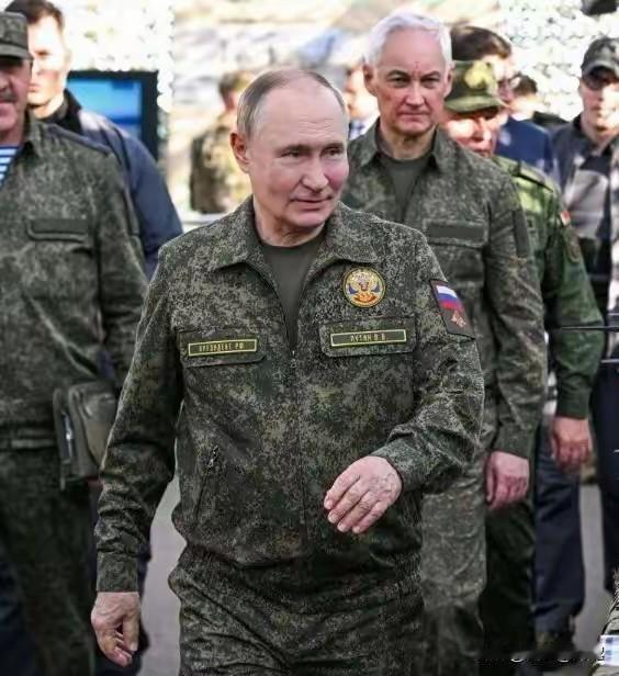 煮熟的鸭子不能飞了！昨天，俄总统普京亲临前线视察，祝贺官兵取得重大成果。并指示，