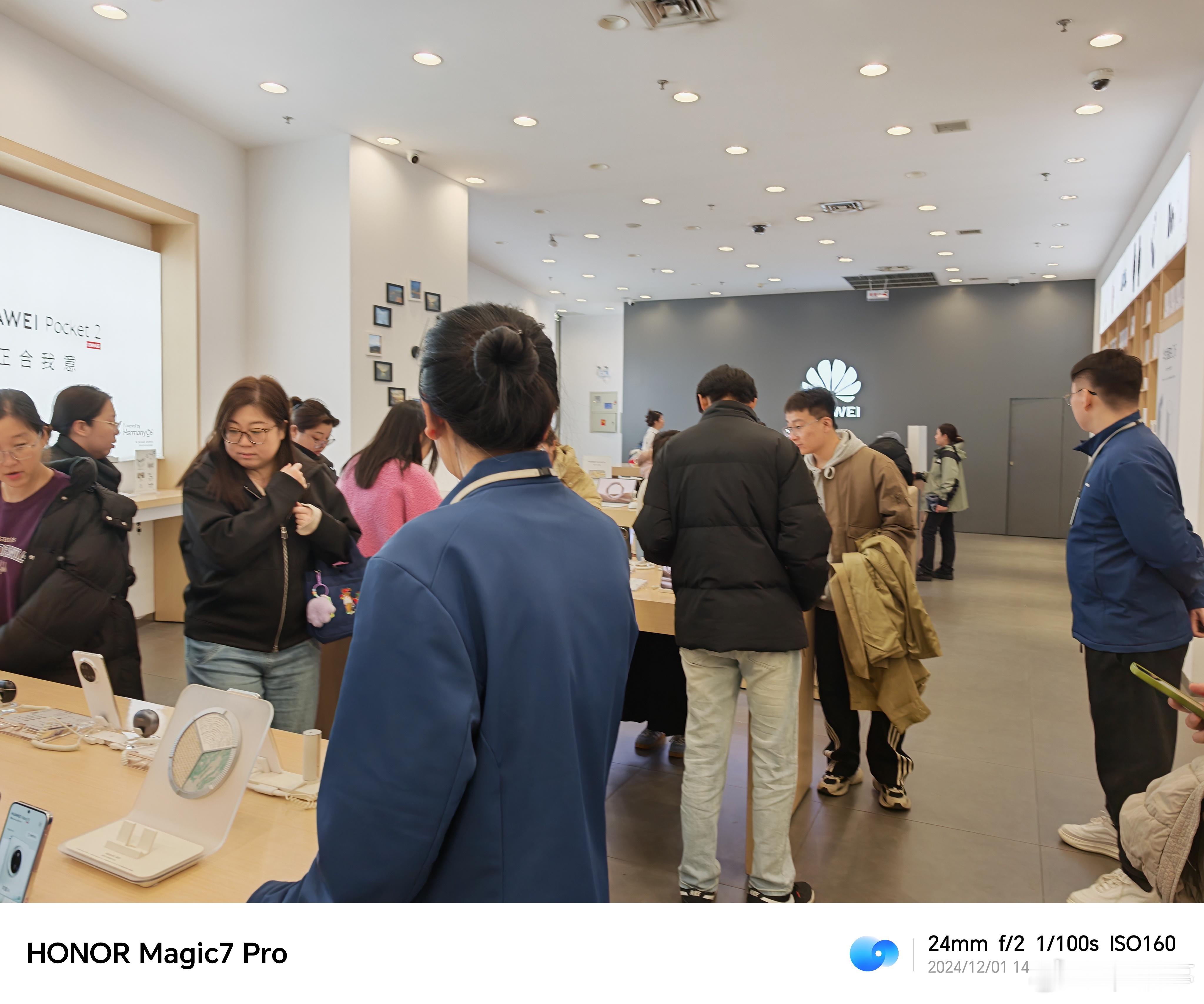 周末来华为门店的人还是非常多啊，都在体验、咨询预订华为Mate70系列、华为Ma