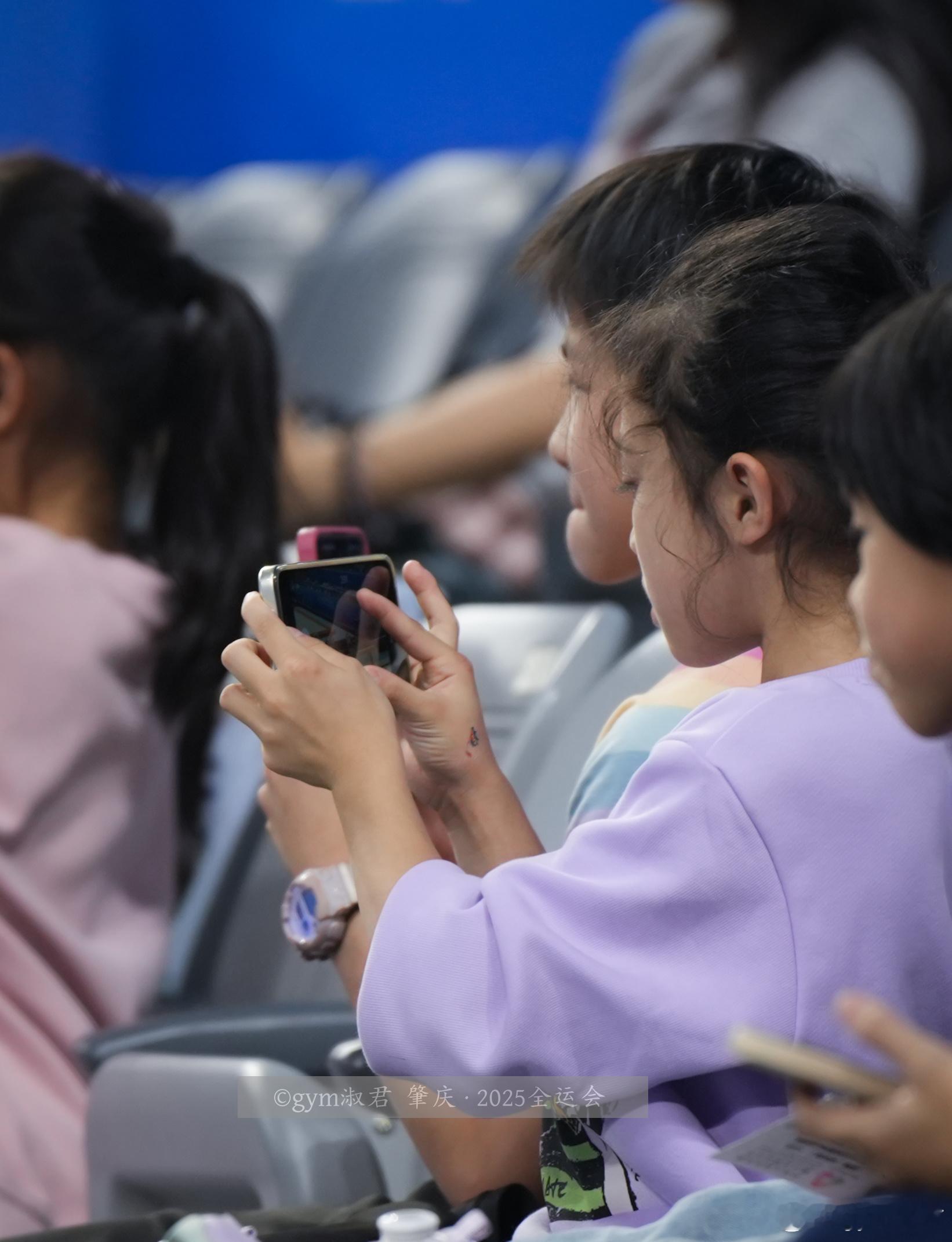 圻姐上木的时候小熠拿起了相机📷 