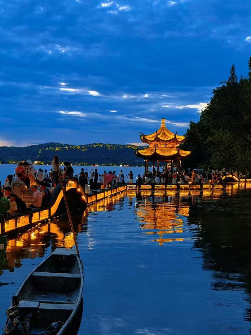 杭州人又在花样过七夕了七夕杭州开启浪漫模式🪞天目里许愿池盛满美好期许，来这里许
