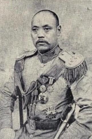 1895年，目不识丁女佣在东家府上，被劫匪刀架脖子：“说！哪个是少爷？”她毫不犹