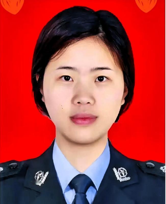 最近太多贪官蛀虫的新闻了，
这条新闻让人稀罕！

四川沐川95后女副所长罗慧琳，