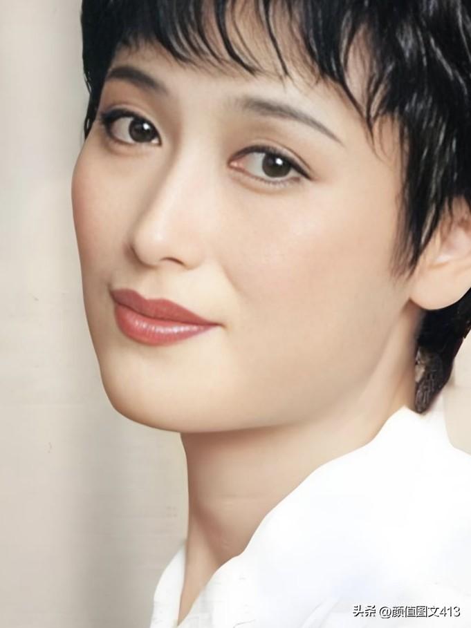 左翎，九十年代银幕女神，气质温婉如水，眉眼间自带东方韵味。从《情满珠江》到无数经