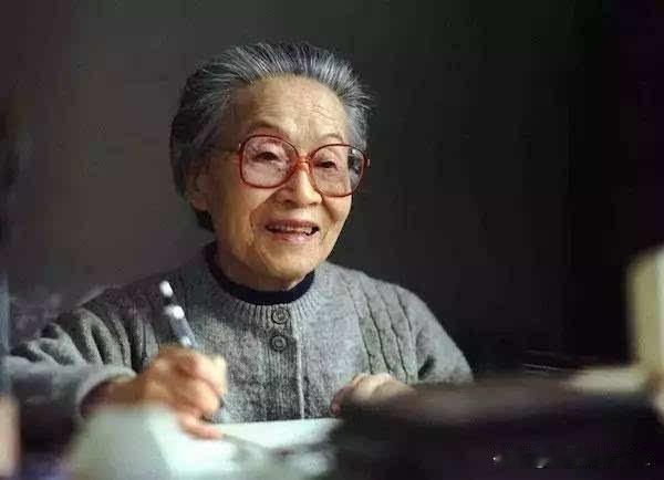 杨绛先生曾说：
“活得通透的人，没有特别想维持的关系，也没有特别想要的东西，走近