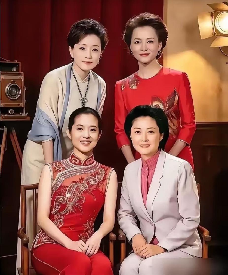 四位优雅的女士同框，一眼认出了倪萍和董卿。
两位端庄大气，自带书卷气。
剩下这两