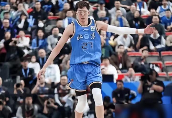 周琦，丢人了哈！有失现役篮坛大哥风范！周琦在进球后故意干扰朱俊龙正常发球，主教练