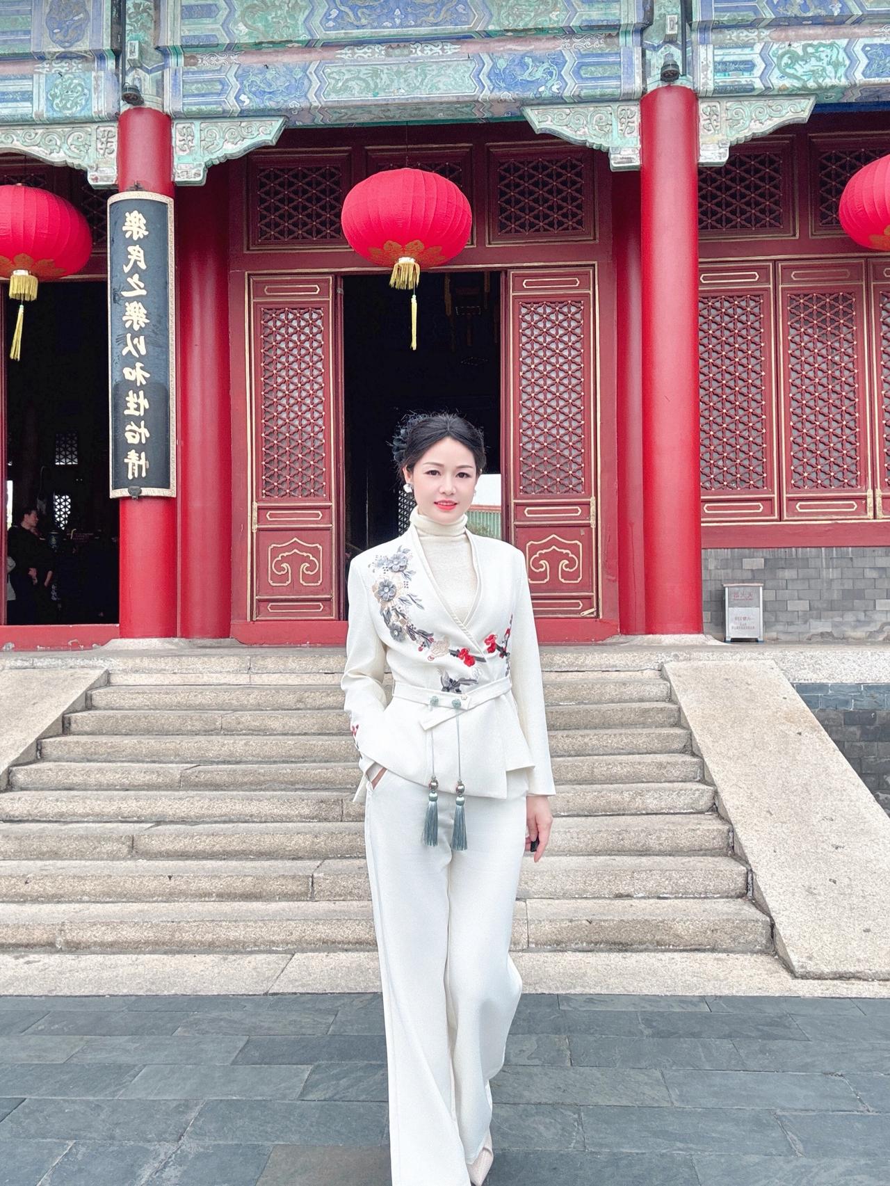 一切都让它循着光阴的脚步慢慢舒展，走好眼下的路，你所纠结的，内耗的事情，也许不必