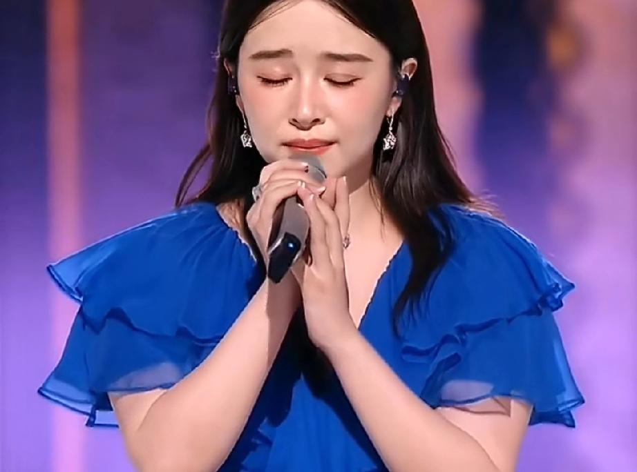 浪姐又一次靠着直播赢麻了。

微博文娱榜昨天的热搜前二十，几乎被浪姐承包了。
