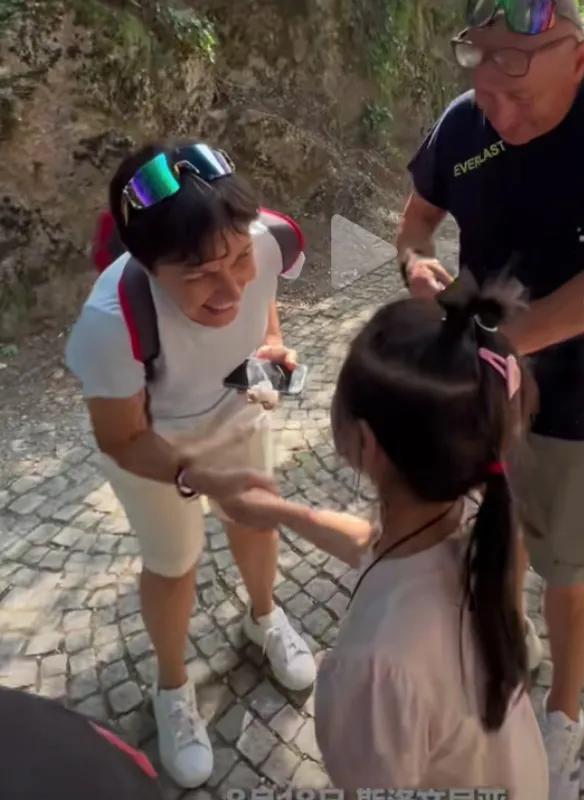 据媒体报道：两位来自意大利的游客在中国游玩时不慎把手机弄丢了，但是一位小姑娘在捡