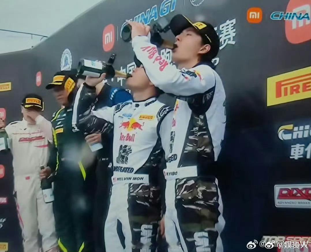 王一博开香槟神图王一博领奖台开香槟庆祝 王一博开香槟神图，太帅了 