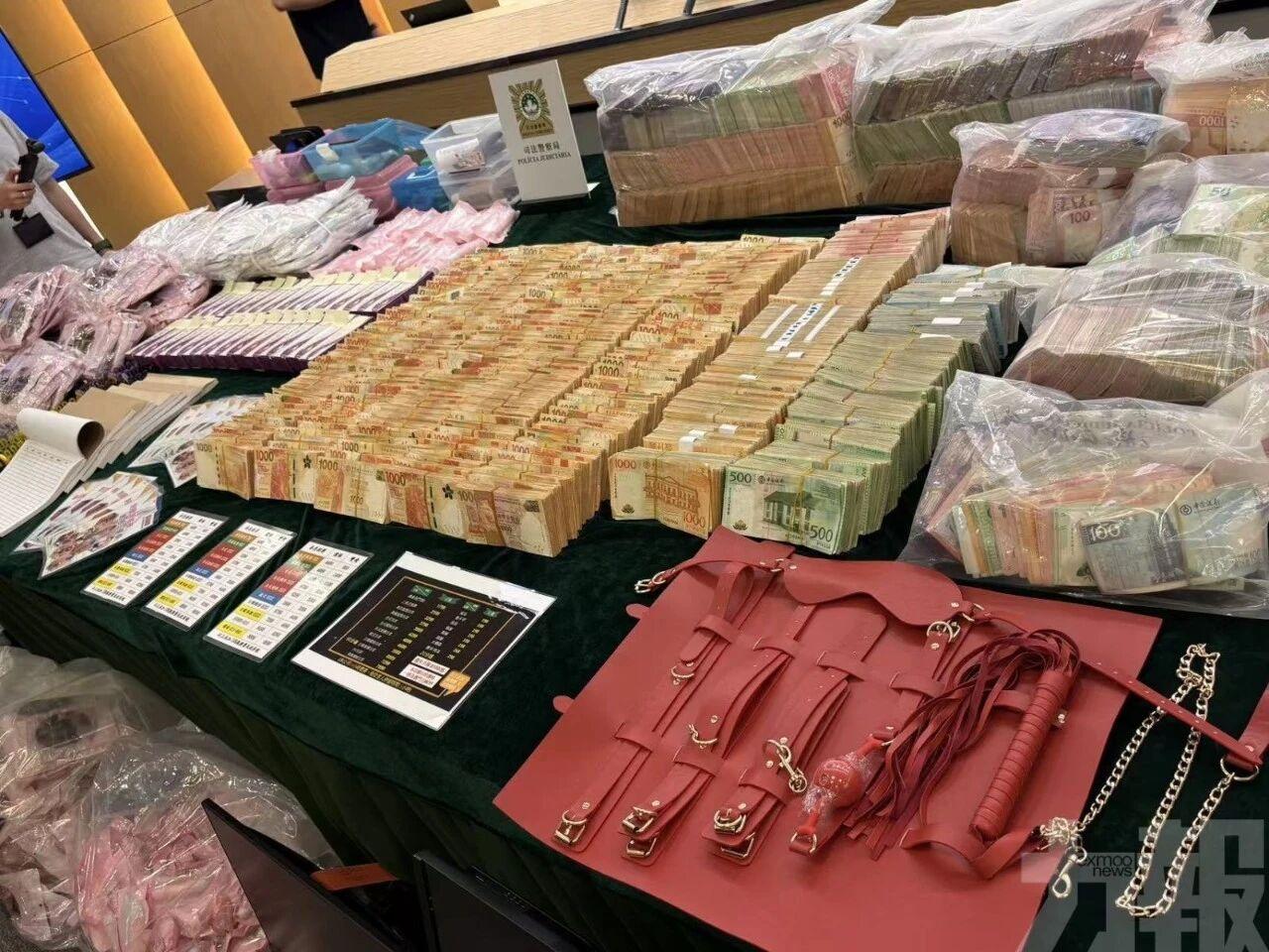近日澳门侦破一操控卖淫犯罪集团，共拘捕26人，这里面还包括3名现役警员和2名退休