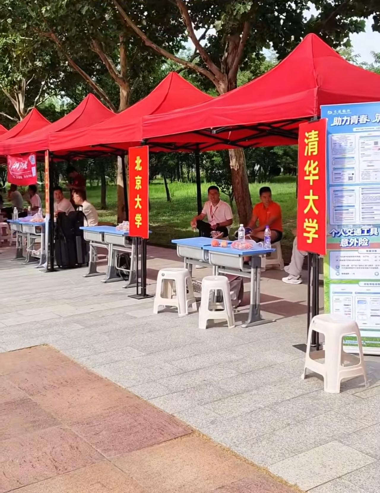 这俩学校该好好反思一下啦！
为啥别的学校咨询处人头攒动，熙熙攘攘，你们那儿门可罗