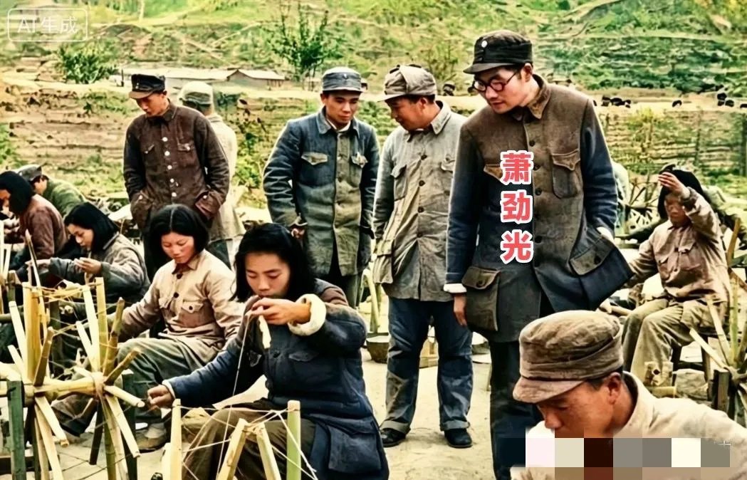 1942年，时任八路军留守兵团司令员的萧劲光和相关领导在参观军民纺织生产时的一幕