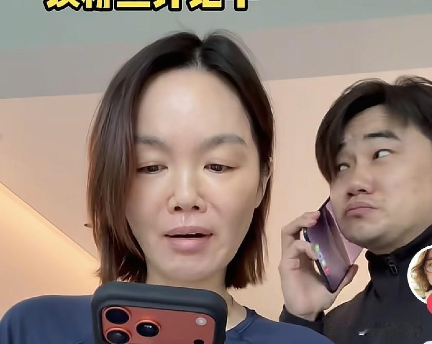 42岁赵总被吐槽，像一个母亲带两个孩子，太显老了，看得出不上班压力大，憔悴很多。