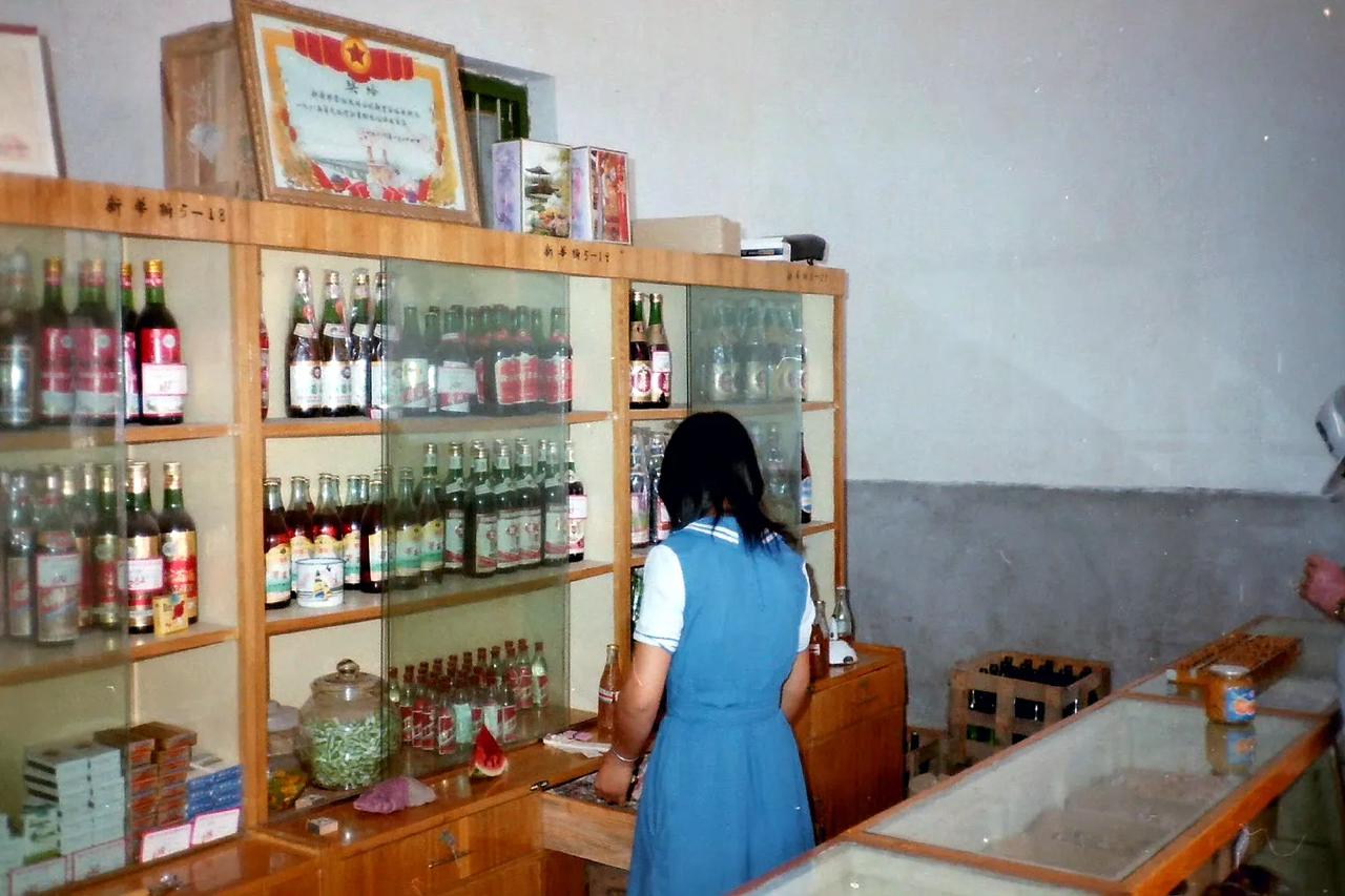 乡村的商店里，1988年7月摄。 ​​​