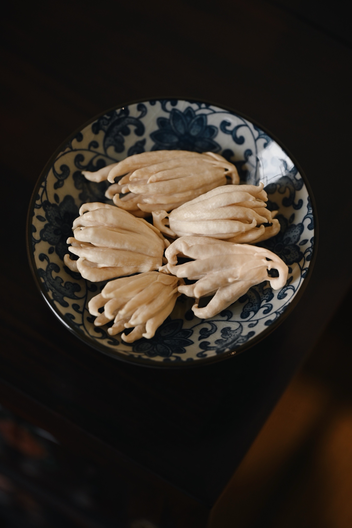 猛犸 | 佛手 一盘清供料质清润，色洁如银霜，雕折枝佛手，叶片生动，佛手拳拳，写