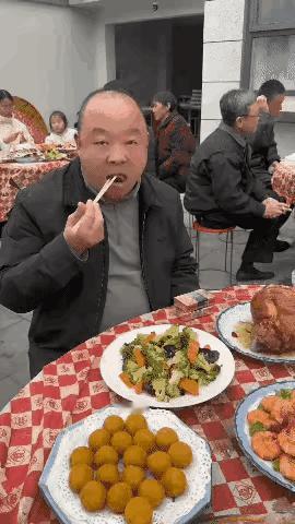 大哥：来吃席就是为了这包烟。