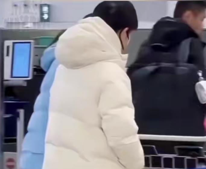 莎莎因伤提前返京，一想到她在香港赛脚缠绷带还带伤上场打混双，最终拿下亚军，我就心