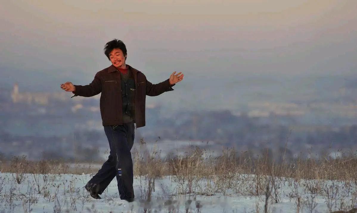王宝强 Hello树先生  当雪花再次落满春至时，这里只有死一般的寂静，树先生就