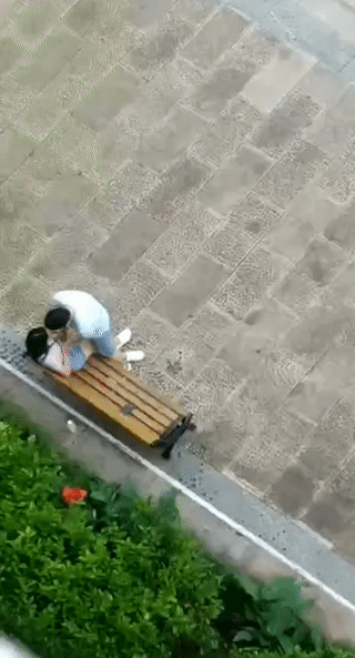 一对年轻情侣正在广场边上约会。
整个过程都被楼上的网友用手机给拍了下来。
果然咱
