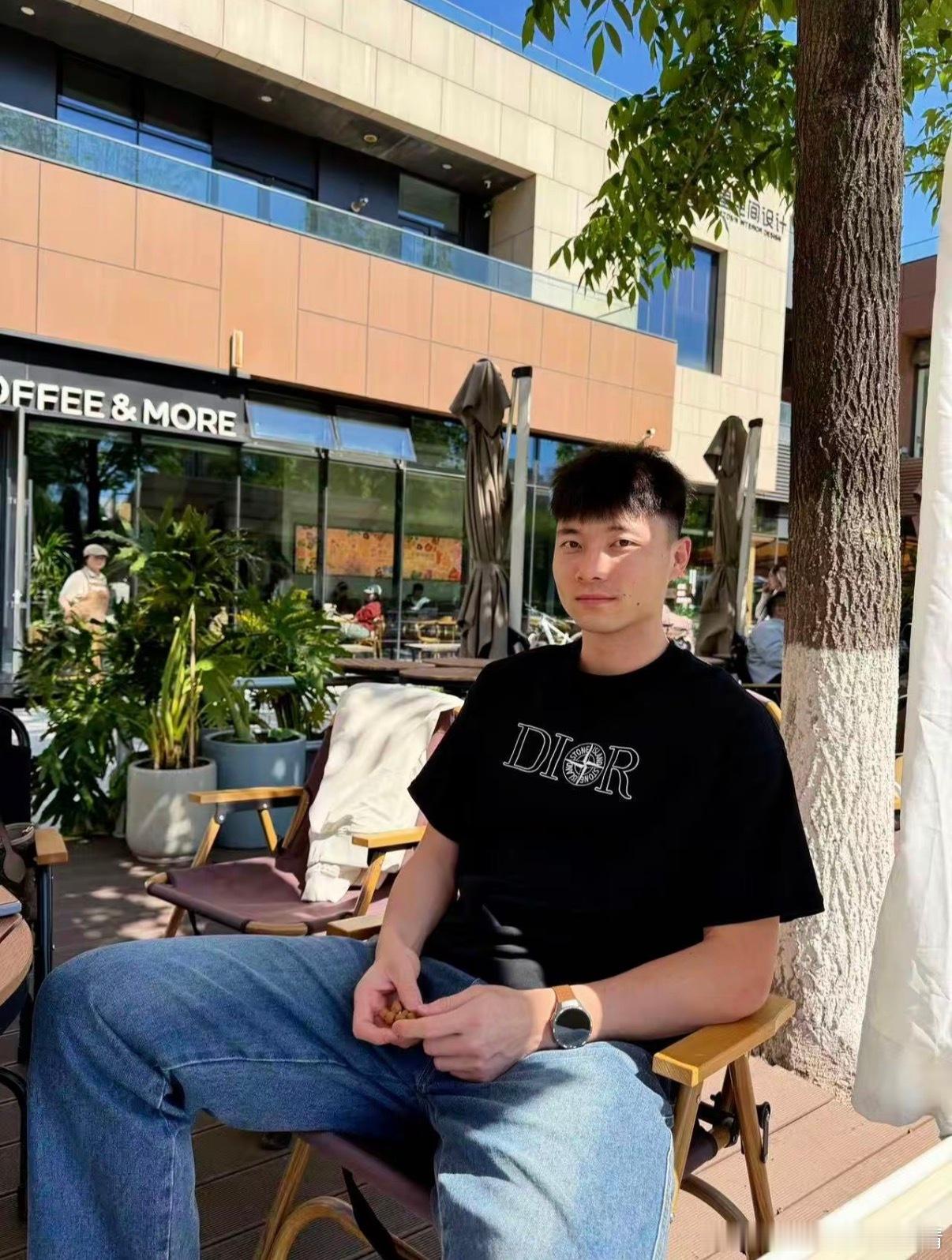 辽宁男篮鄢手骐 看看王奕博，再看看手帝，是不是眉清目秀，甚至还挺帅的。辽宁男篮