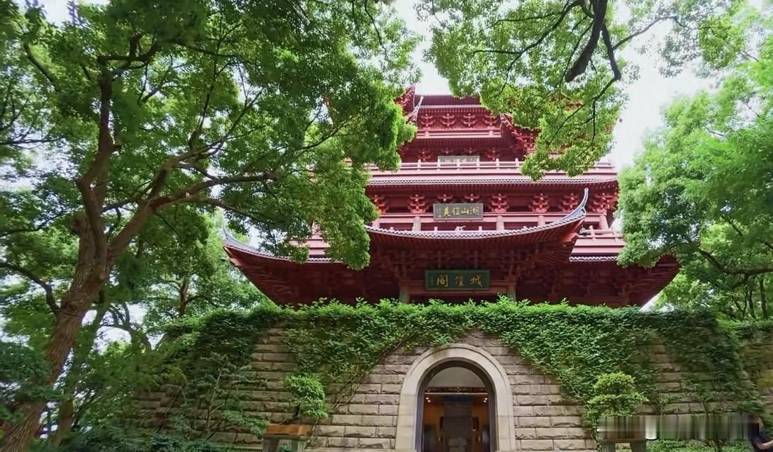 避开西湖的人潮，我独自走进了城隍山，沿着这条小众步道慢慢闲逛。
 
刚进山，市井