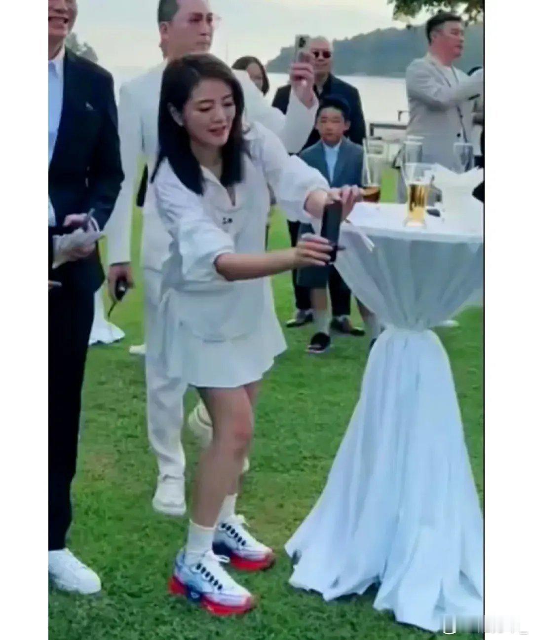 安以轩icon去马来西亚icon参加陈乔恩icon的婚礼💒！ ​​​