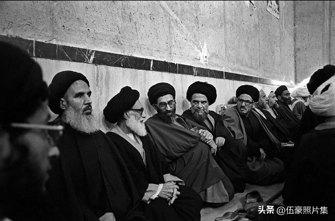 1982年，时任伊朗总统的阿里·哈梅内伊在德黑兰北部的贾马兰（Jamaran）清