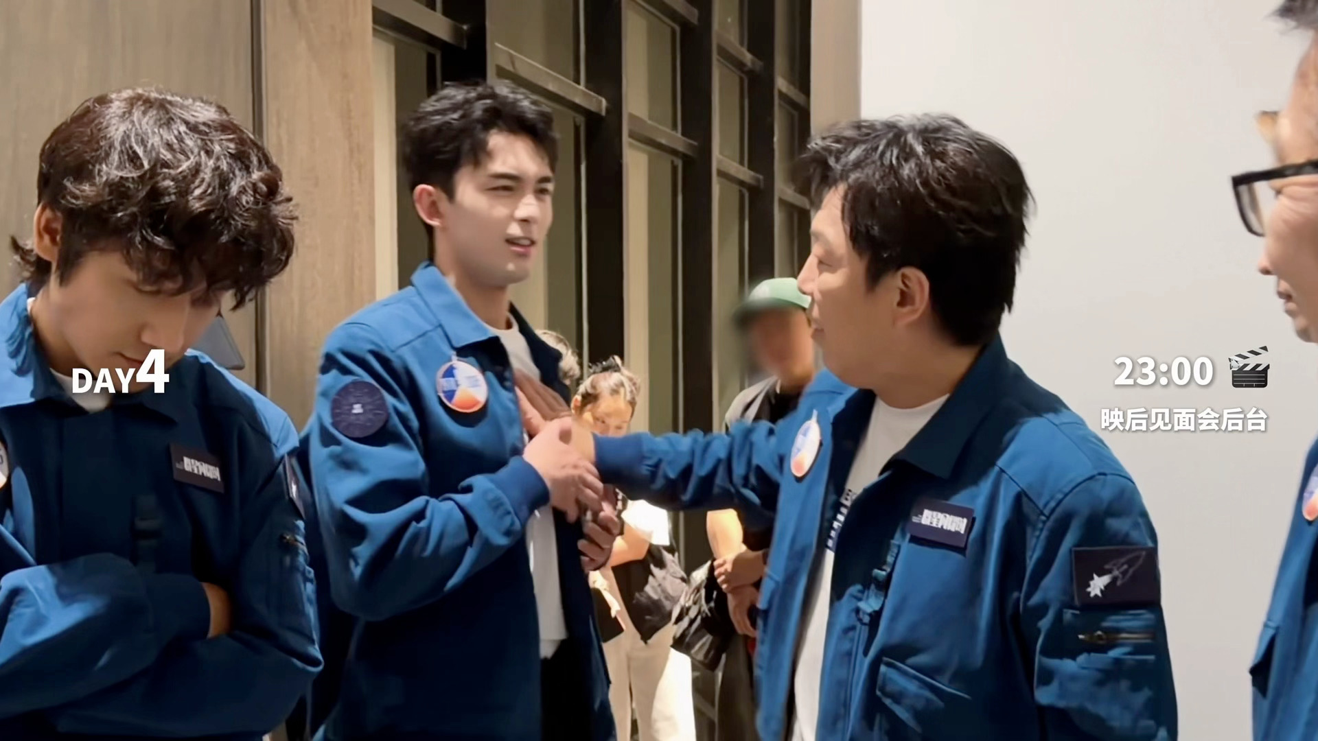 可爱昏了介个小吴磊 让渤哥摸他心脏还要打开外套把人家的手按在心脏上 再把衣服盖住