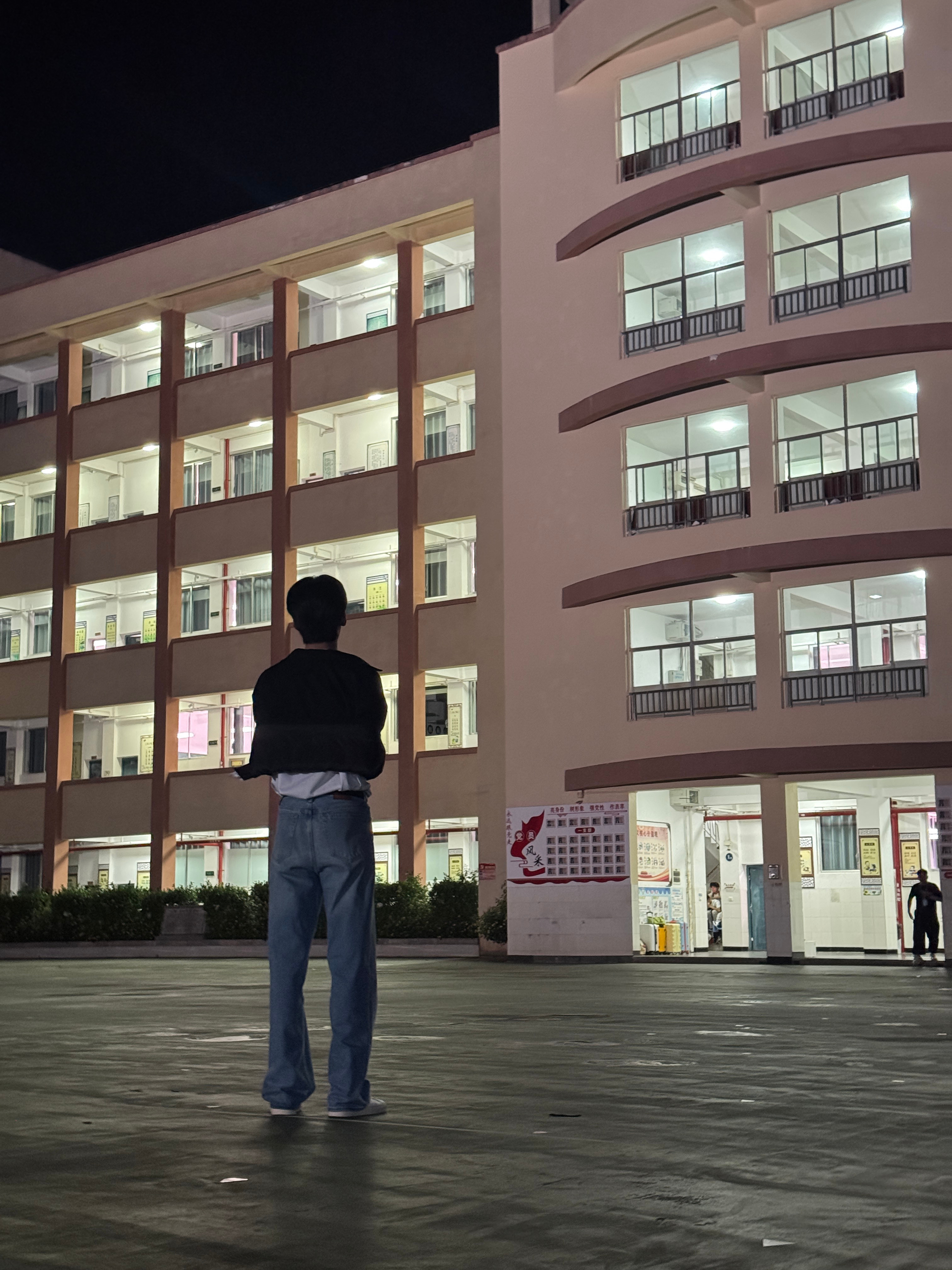 教学楼晚自习下课等下楼下的班主任，走过去都要喊一句周老师好 ​​​