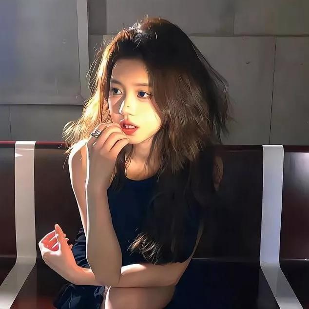 沉思中的少女，指尖轻触脸颊，仿佛在思考什么沉思静谧氛围 沉思少女 沉思照 沉思 