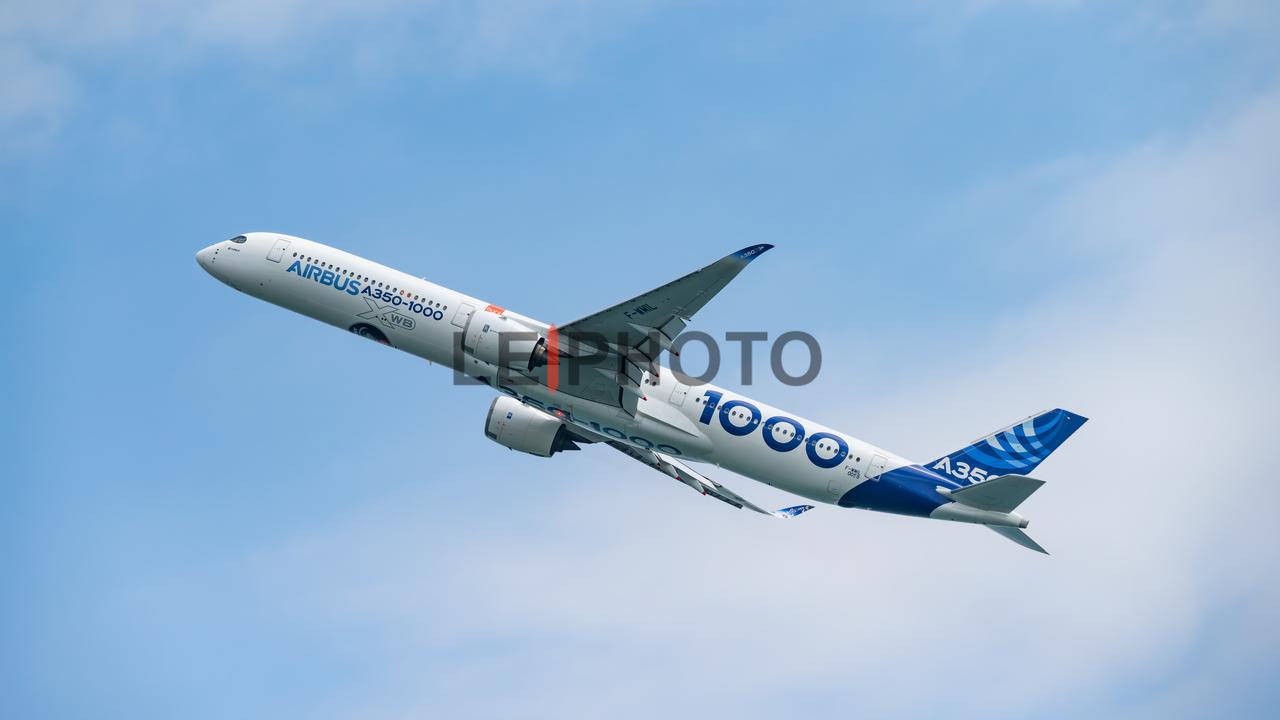 空中客车A350-1000长度73.79m，翼展64.75m，高度17.08m，