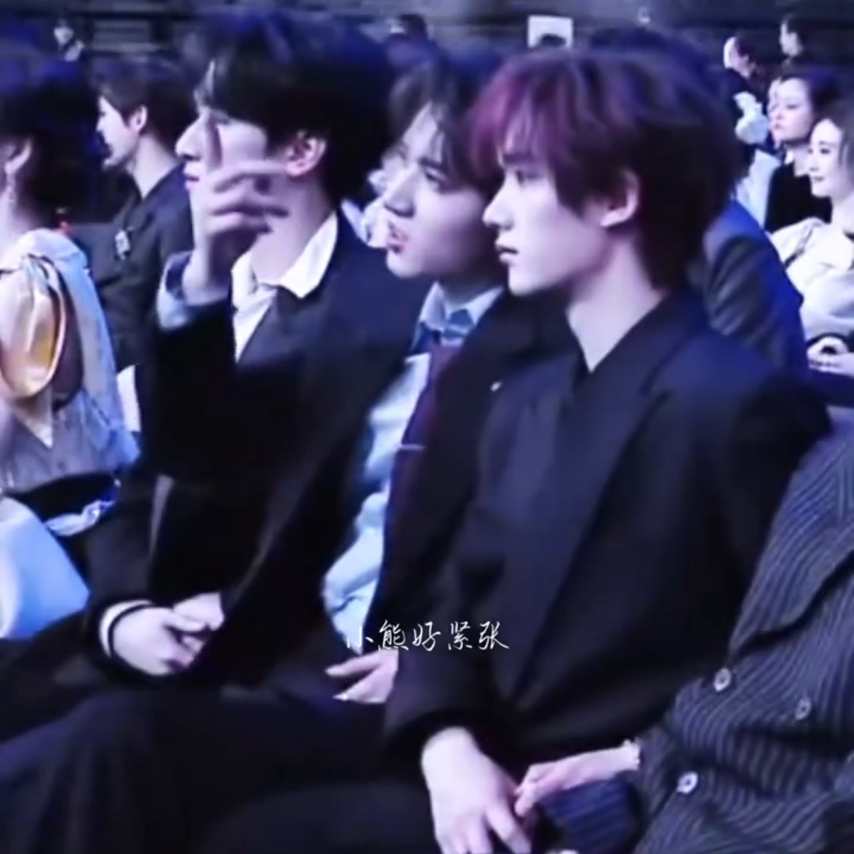 刘耀文张嘴就是告状刘耀文张嘴就是告状了，微博之夜的灯光闪到我们了，眼睛闭上还要用