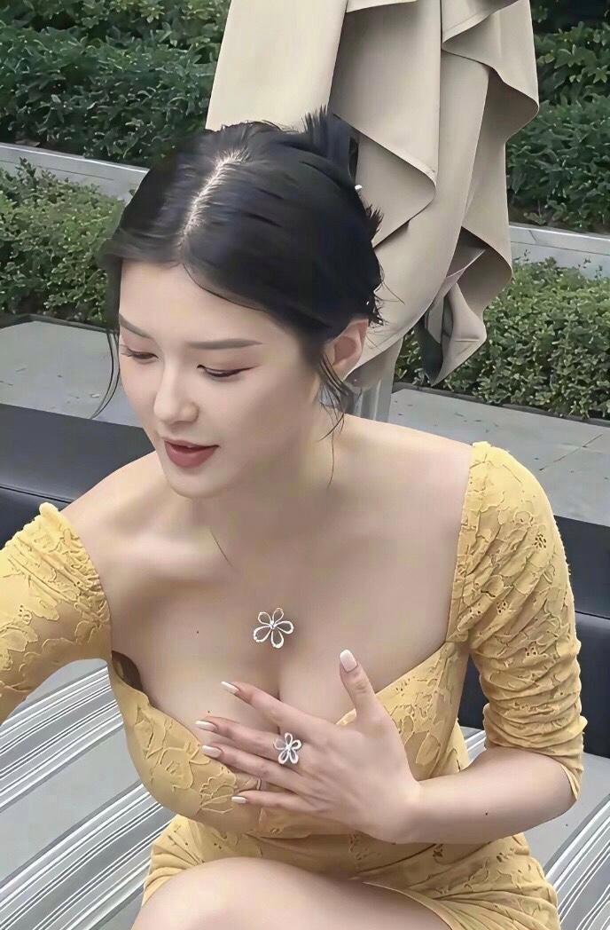 昨天一职业院校工作的邻居在小区凉亭里吐槽说:现在评职称太卷了，评个副教授，要有两
