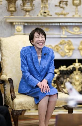 高市早苗访美结束已经有数日了，但全球舆论场仍在反复咀嚼她在白宫的“丑态”。

这