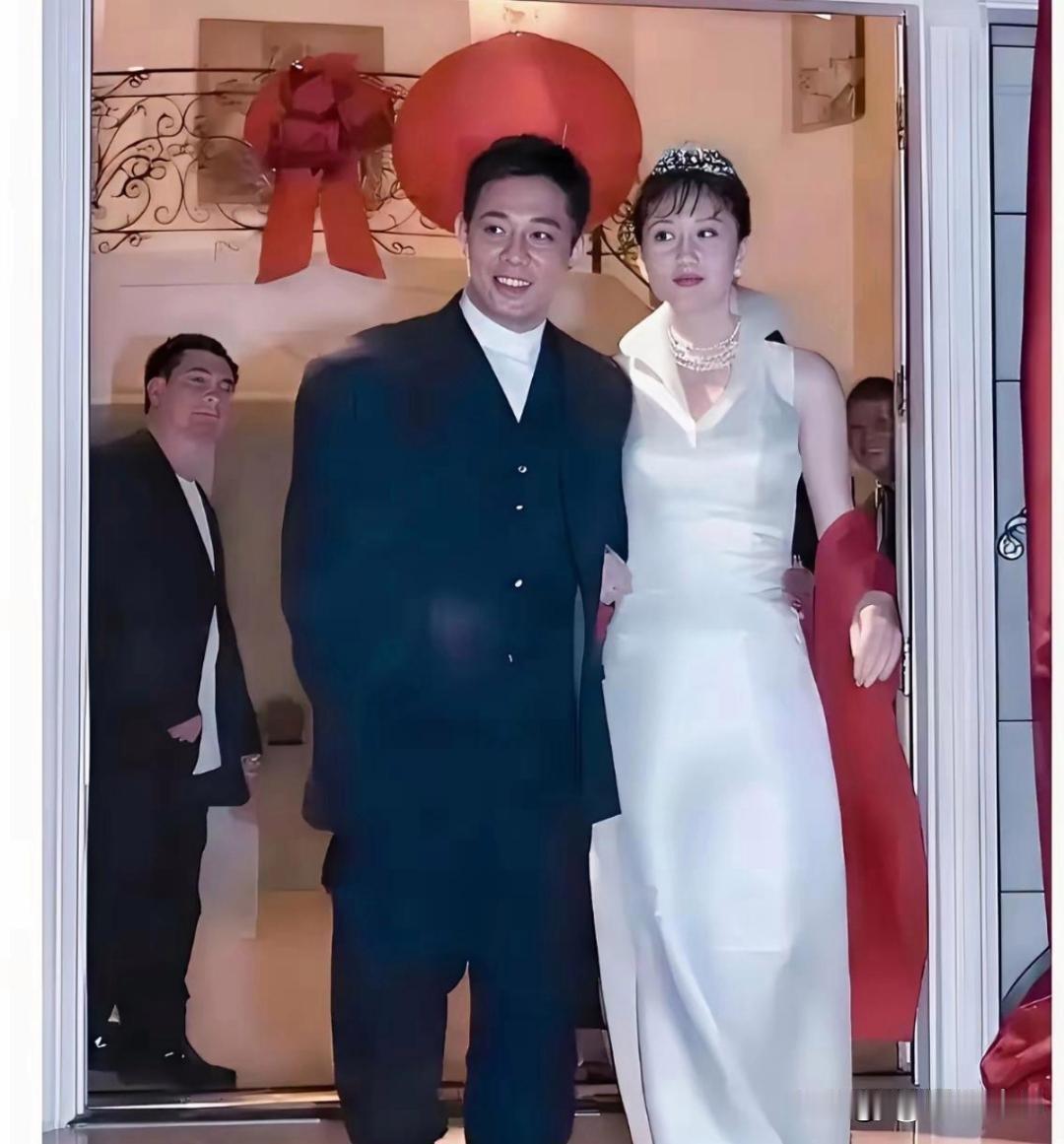 这是当年李连杰和利智结婚时的一张照片，利智有种满脸不情愿的感觉
拍摄于1999年