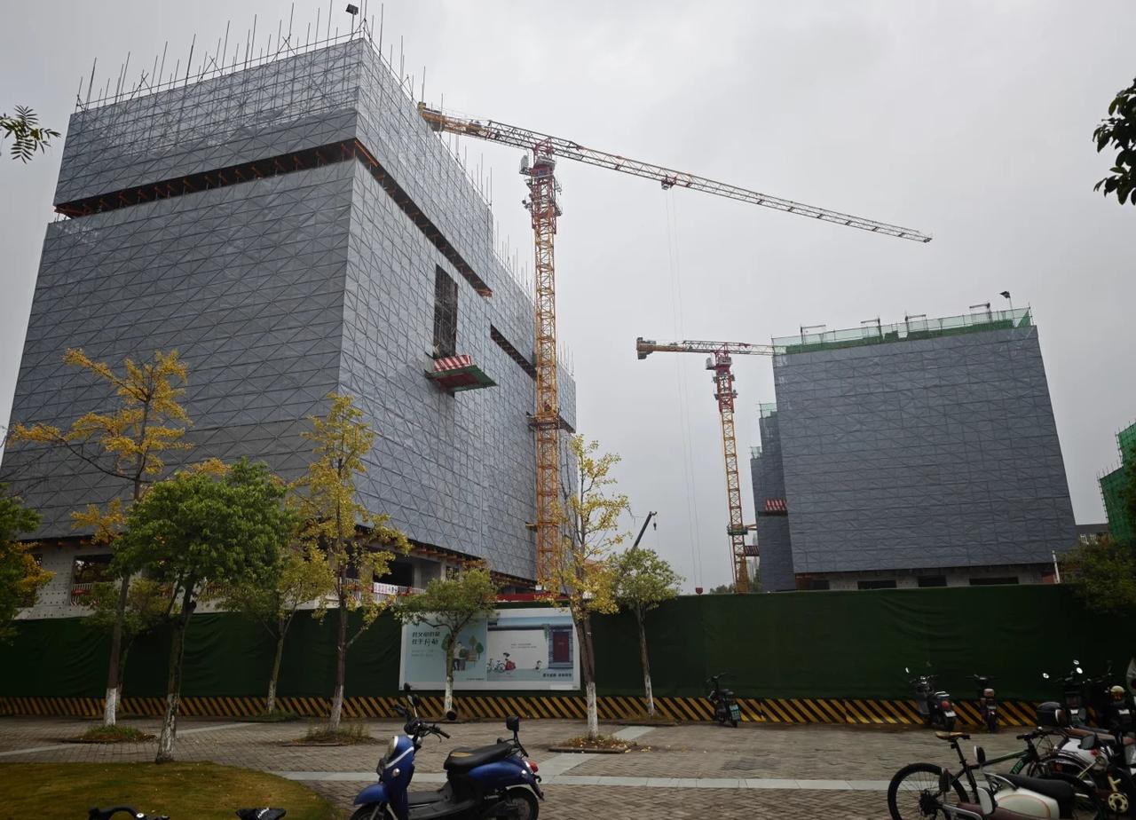 物非人非，热火朝天的犀浦校区
2018年初到犀浦时，犀浦校区及周围的环境和现在是