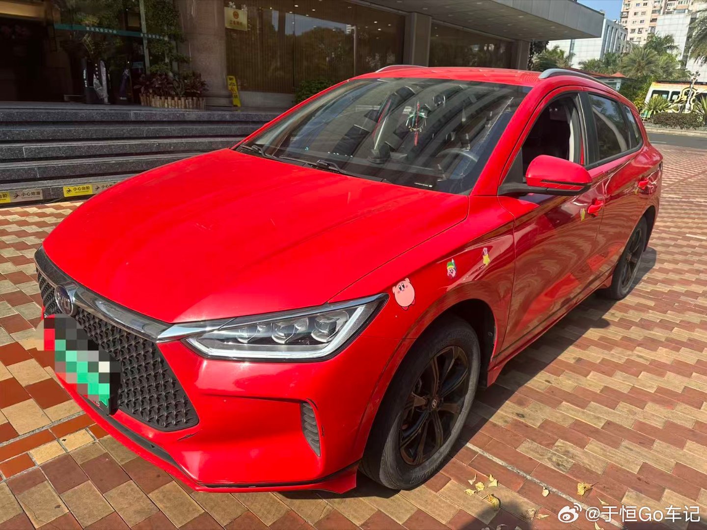 这颜色的比亚迪E2当年车主买它需要勇气好在4万多公里是个卖点2020年上牌全车一