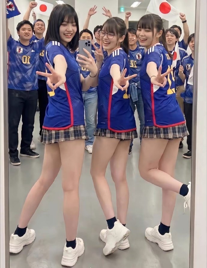 世界杯，日本输球出局。赛后日本女球迷久久不愿离去！