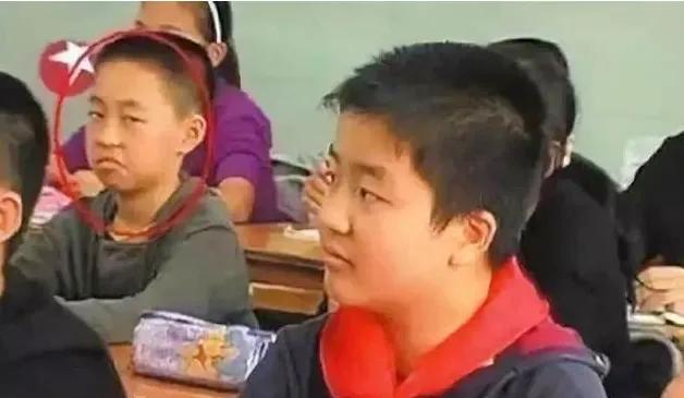 【“五道杠少年”🆚“不屑帝”普娃的十年变化】
前者只能去上个三本，后者却去了哈