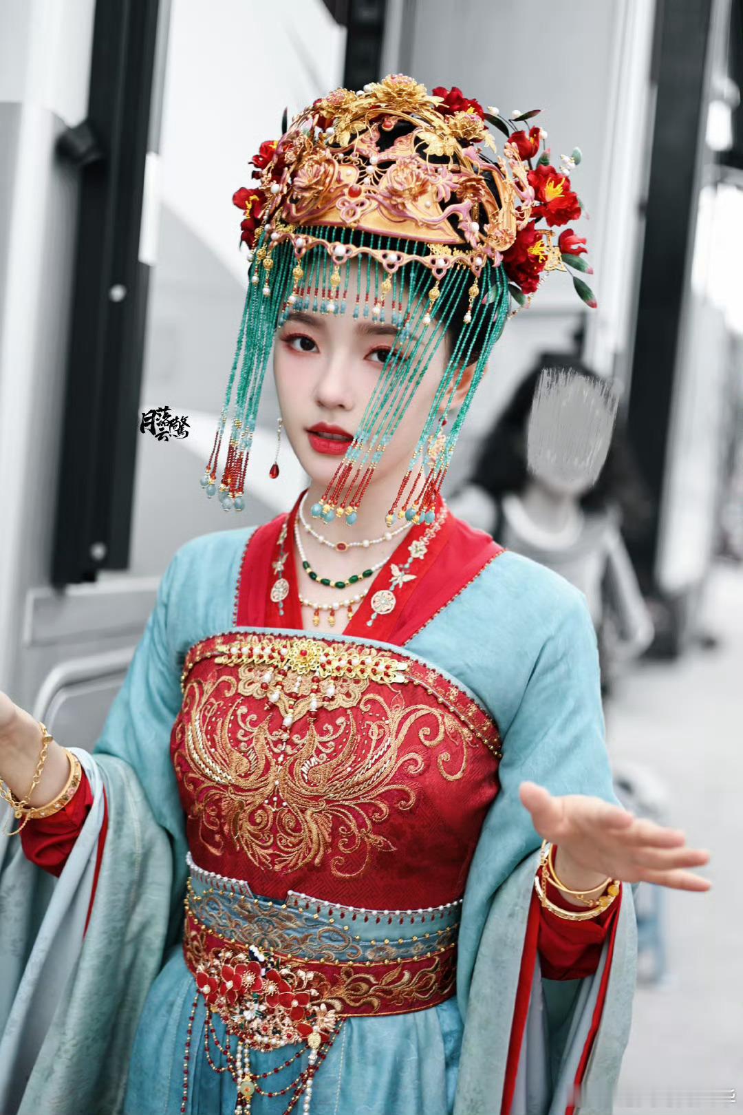 林允鬼新娘出妆 这是什么聊斋照进现实！林允的鬼新娘扮相太绝了，惨白的面色搭配猩红