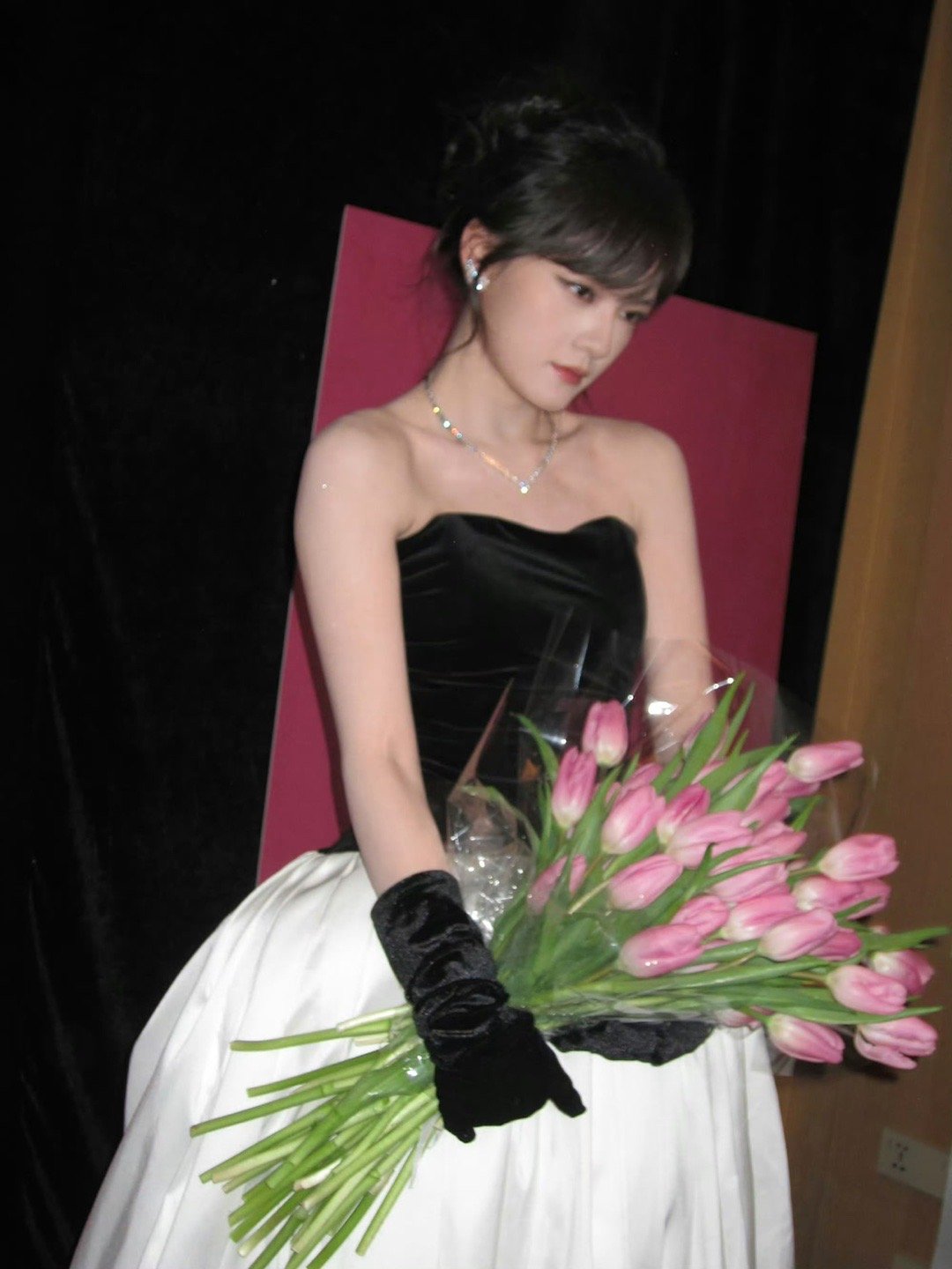 文淇 郁金香小姐 文淇化身郁金香小姐！黑白长裙搭配珠宝，化繁为简尽显高级。利落造