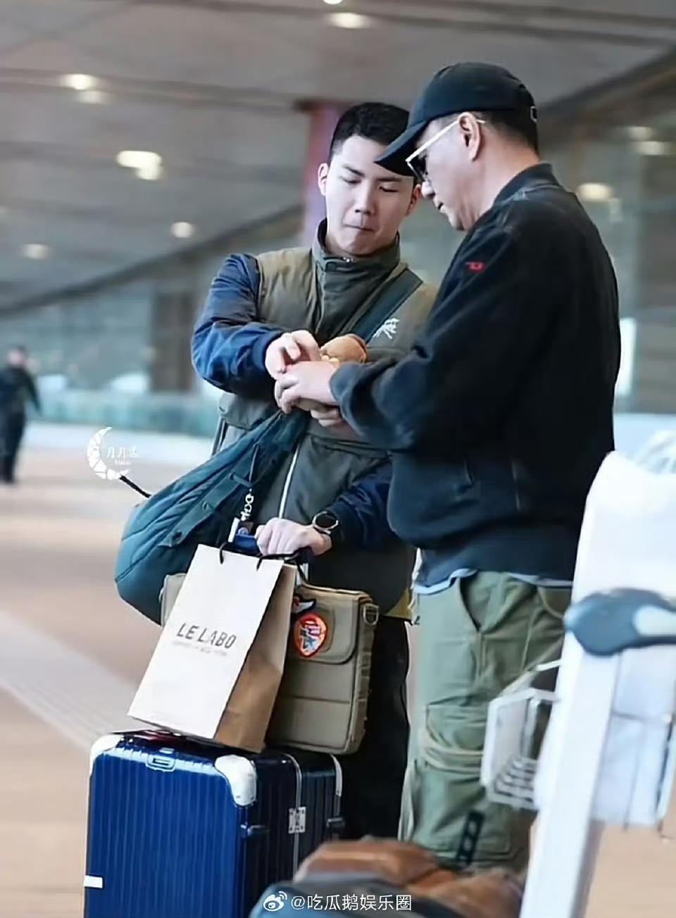 胡军带着儿子现身机场！17岁的康康也是硬汉模样，一身正气，父子俩一起现身机场，康
