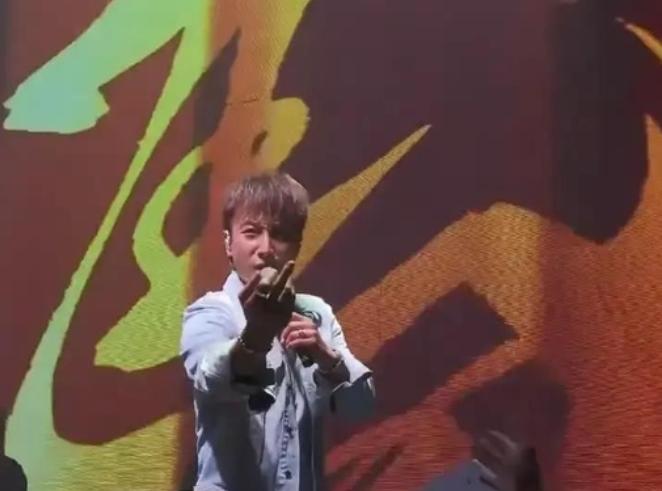 方力申这波操作直接把演唱会送上了热搜。

事发在方力申内地的一场酒吧演出现场，他