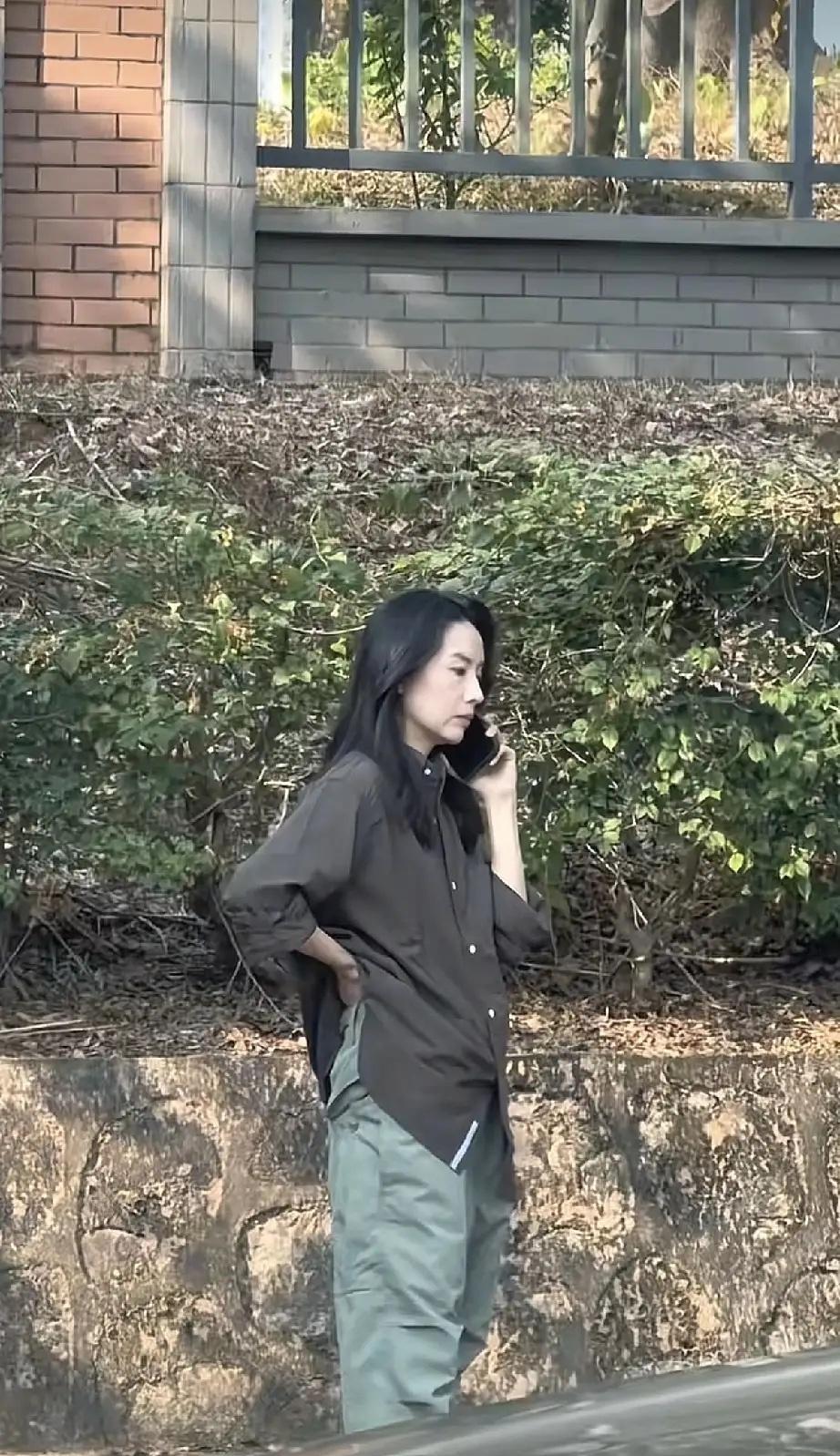 阳江老街的午后，她拎着塑料袋从菜市场拐出来。
一缕白发黏在汗湿的额角，法令纹像两