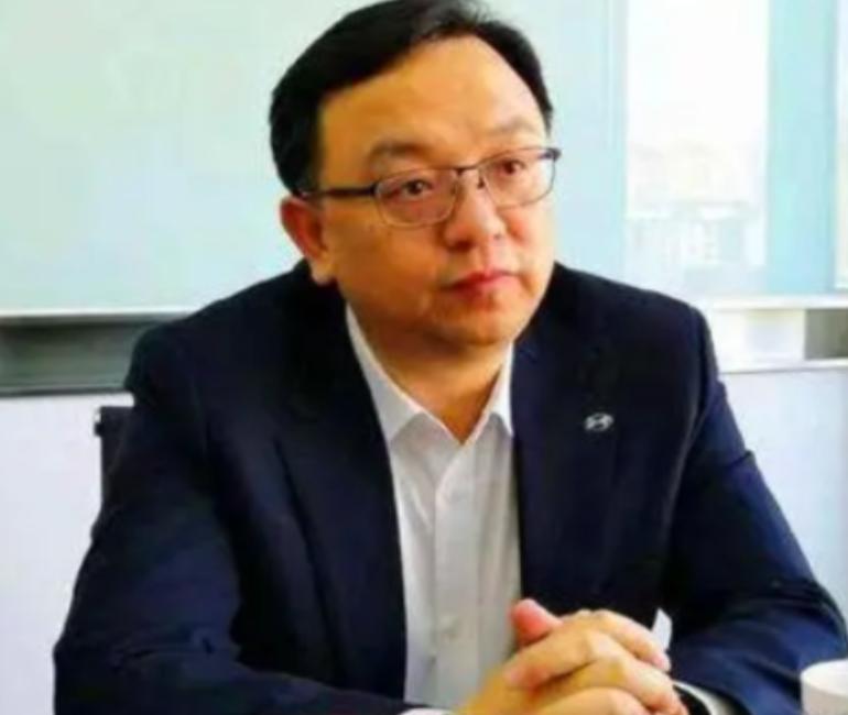 王传福说，他高中时回家要生活费时，他嫂子张秀菊，翻箱倒柜，兜里就几毛钱，嫂子一拍