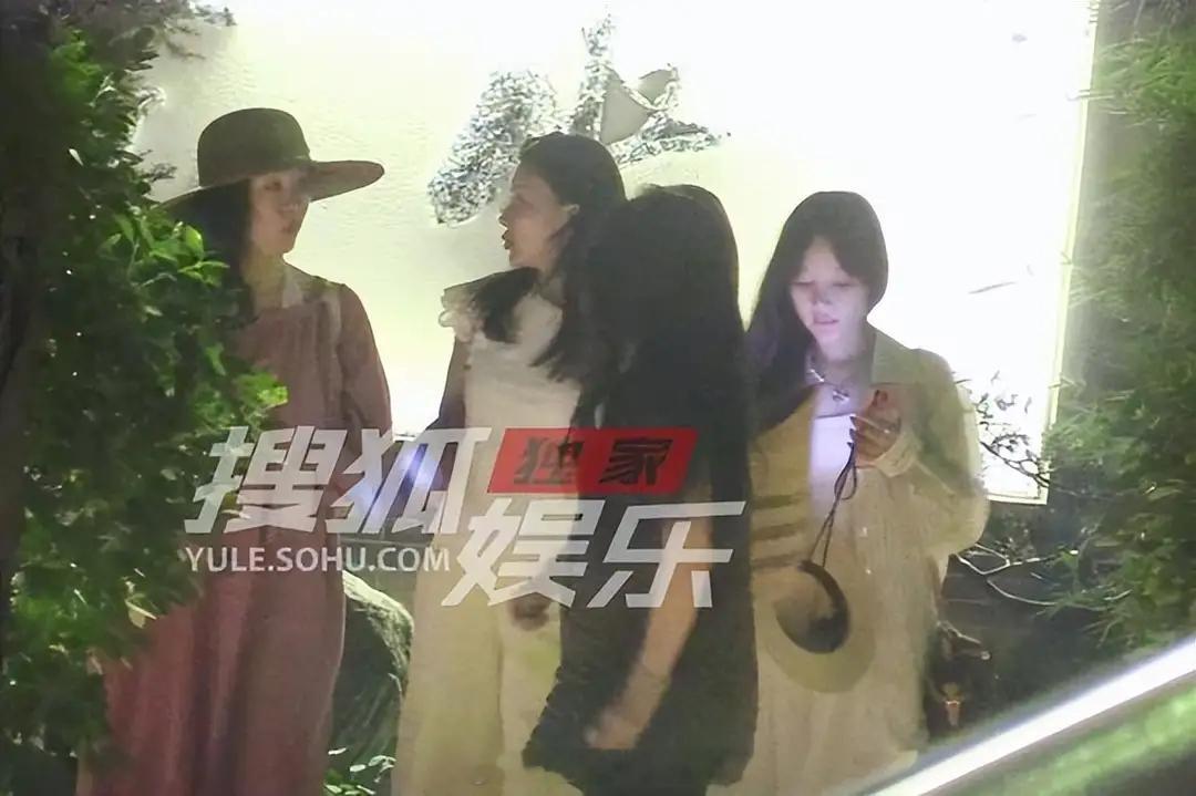霍思燕与好姐妹聚餐泰迪姐妹团聚餐 霍思燕与好姐妹聚餐，感情很好 