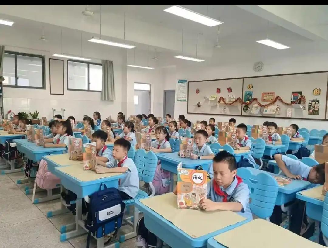 无奈的老师，无助的家长

校长：学校是教书育人的地方，我们一定要全面贯彻党的教育